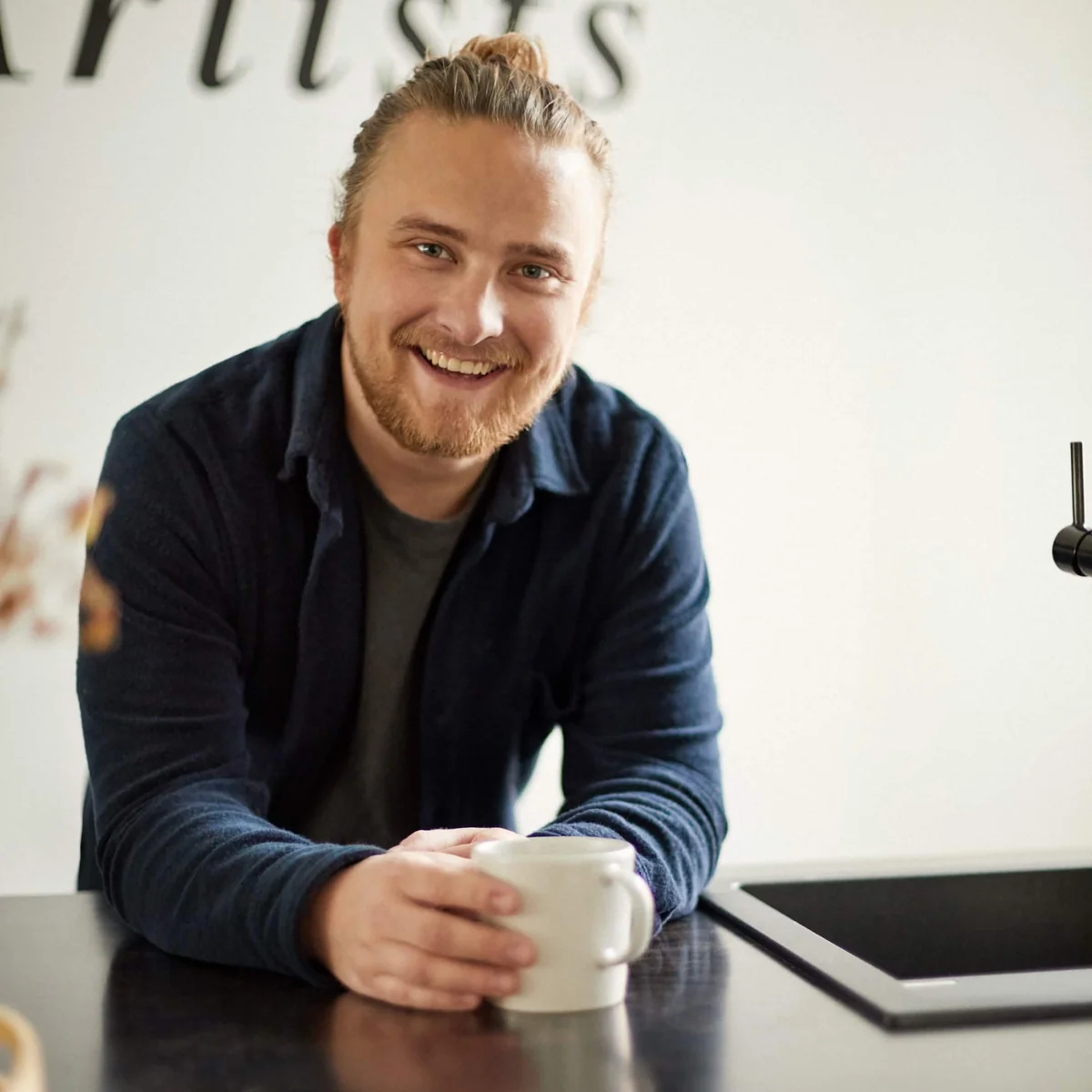 Olof Lancing ler och håller en kopp.